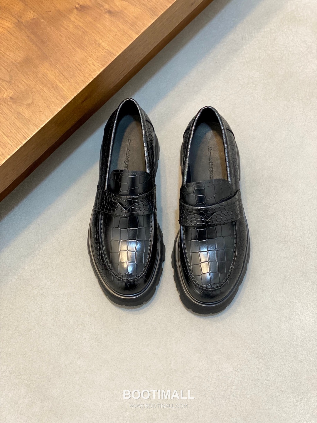 메종마르지엘라 송아지가죽 스테이플디테일 블랙 로퍼 Maison Margiela Calfskin Staple Detail Black Loafers 1