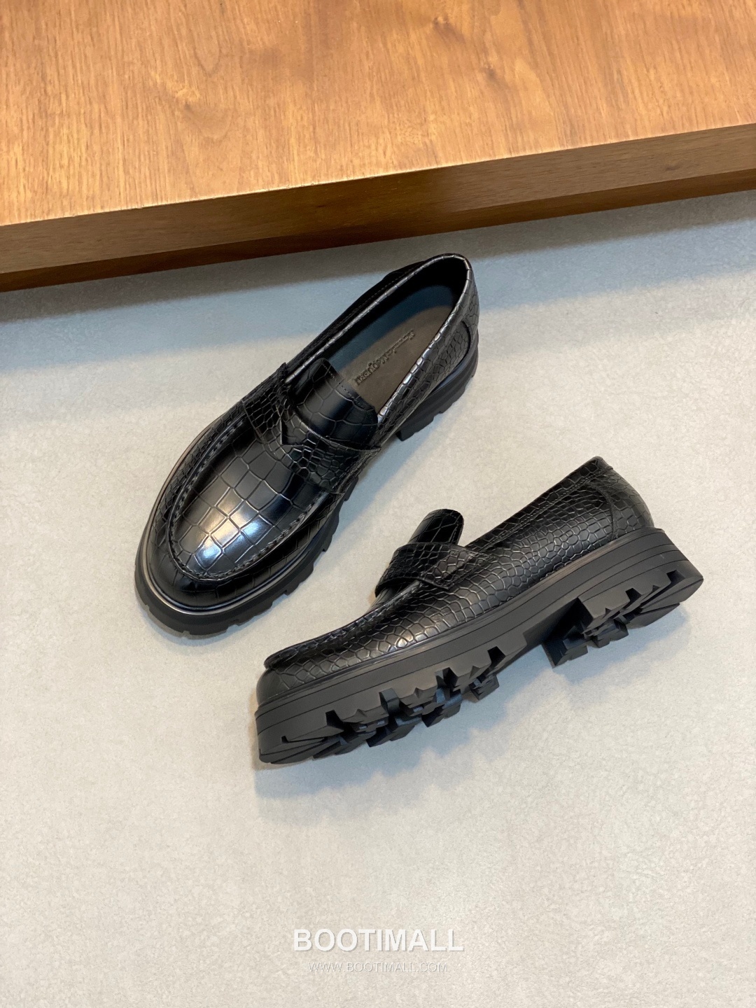 메종마르지엘라 송아지가죽 스테이플디테일 블랙 로퍼 Maison Margiela Calfskin Staple Detail Black Loafers 5