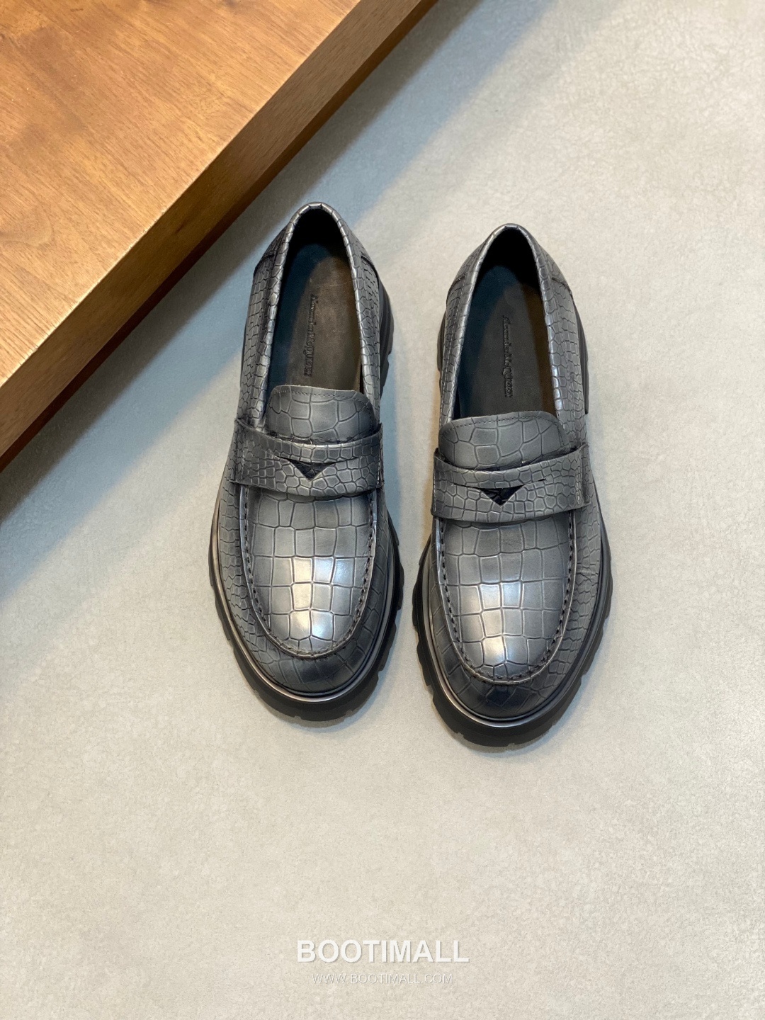 메종마르지엘라 송아지가죽 스테이플디테일 블랙 로퍼 Maison Margiela Calfskin Staple Detail Black Loafers 1