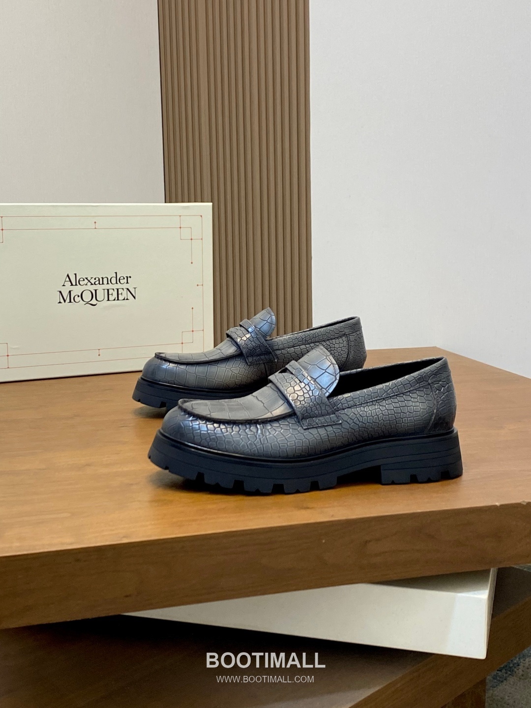 메종마르지엘라 송아지가죽 스테이플디테일 블랙 로퍼 Maison Margiela Calfskin Staple Detail Black Loafers 3