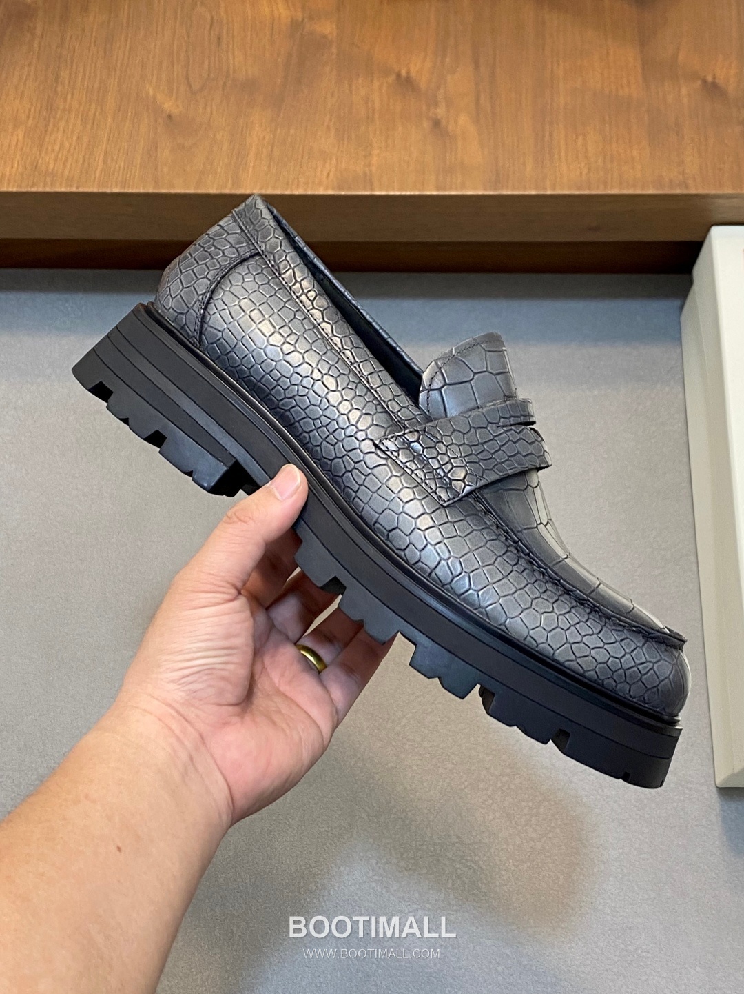 메종마르지엘라 송아지가죽 스테이플디테일 블랙 로퍼 Maison Margiela Calfskin Staple Detail Black Loafers 4