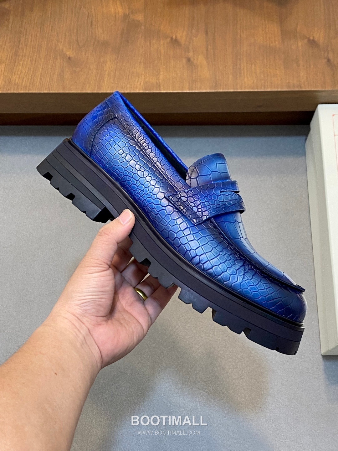 메종마르지엘라 송아지가죽 스테이플디테일 블랙 로퍼 Maison Margiela Calfskin Staple Detail Black Loafers 4