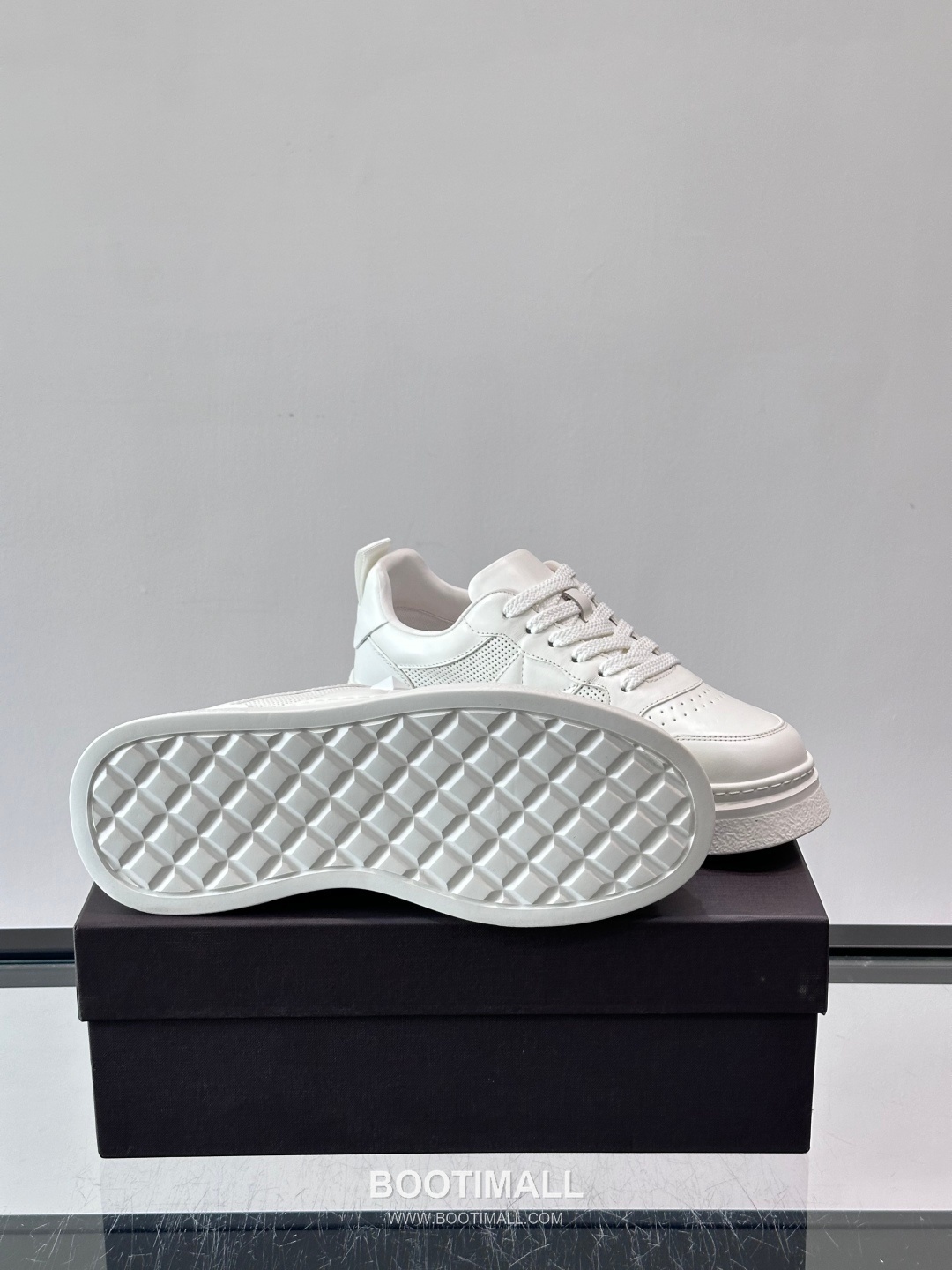 발렌티노 송아지가죽 펀칭디테일 플랫폼 화이트 스니커즈 Valentino Calfskin Perforated Detail Platform White Sneakers 5cm 9