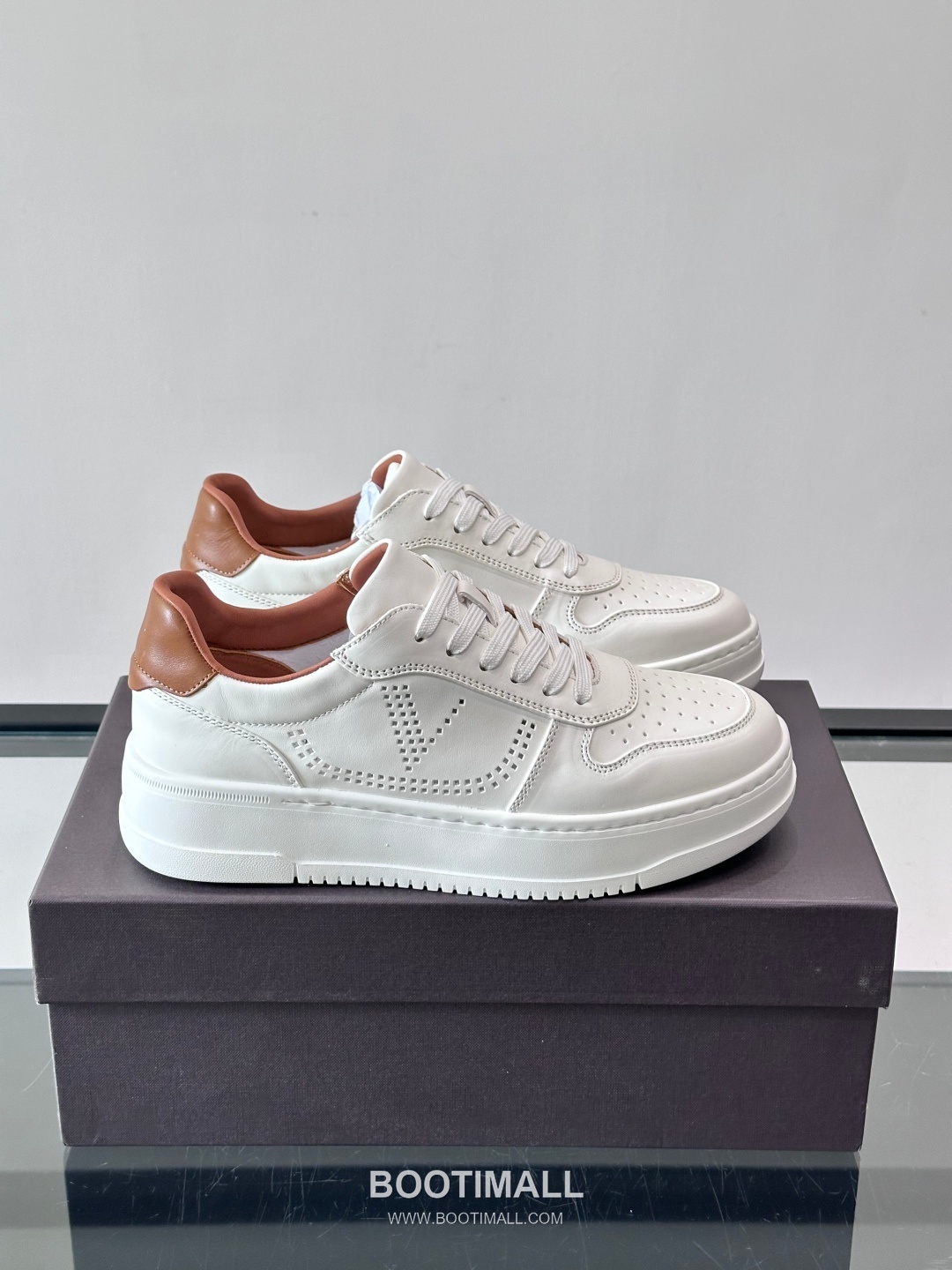 발렌티노 송아지가죽 펀칭디테일 플랫폼 화이트 스니커즈 Valentino Calfskin Perforated Detail Platform White Sneakers 5cm 1