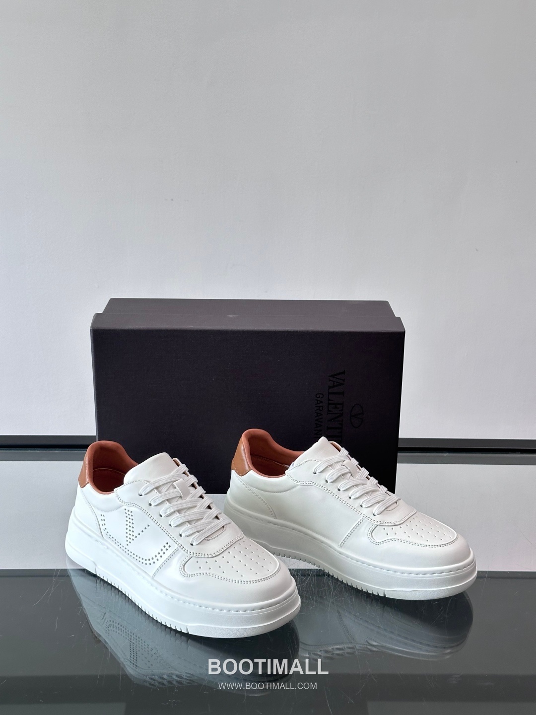 발렌티노 송아지가죽 펀칭디테일 플랫폼 화이트 스니커즈 Valentino Calfskin Perforated Detail Platform White Sneakers 5cm 5