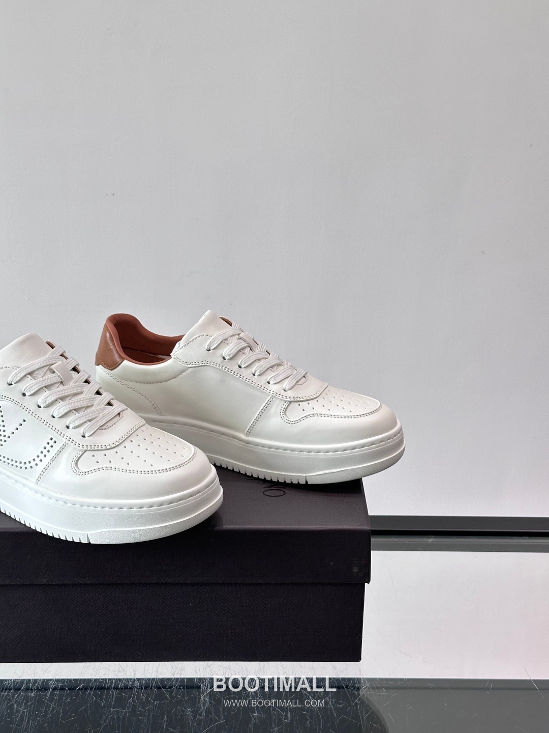 발렌티노 송아지가죽 펀칭디테일 플랫폼 화이트 스니커즈 Valentino Calfskin Perforated Detail Platform White Sneakers 5cm 7