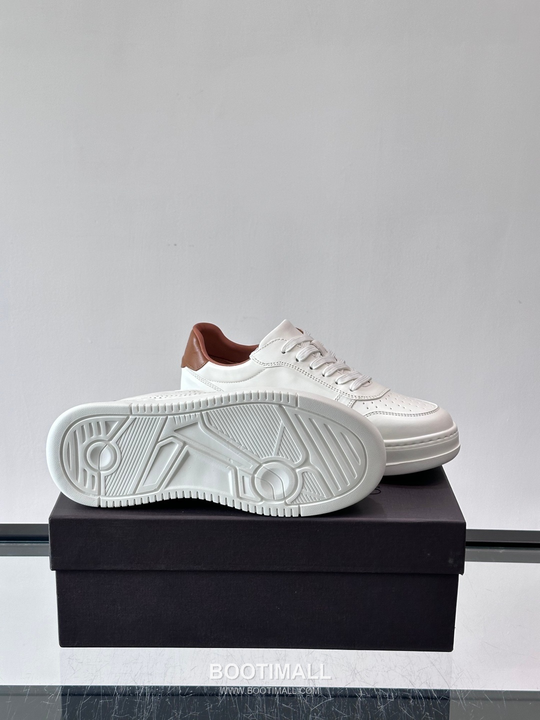 발렌티노 송아지가죽 펀칭디테일 플랫폼 화이트 스니커즈 Valentino Calfskin Perforated Detail Platform White Sneakers 5cm 9