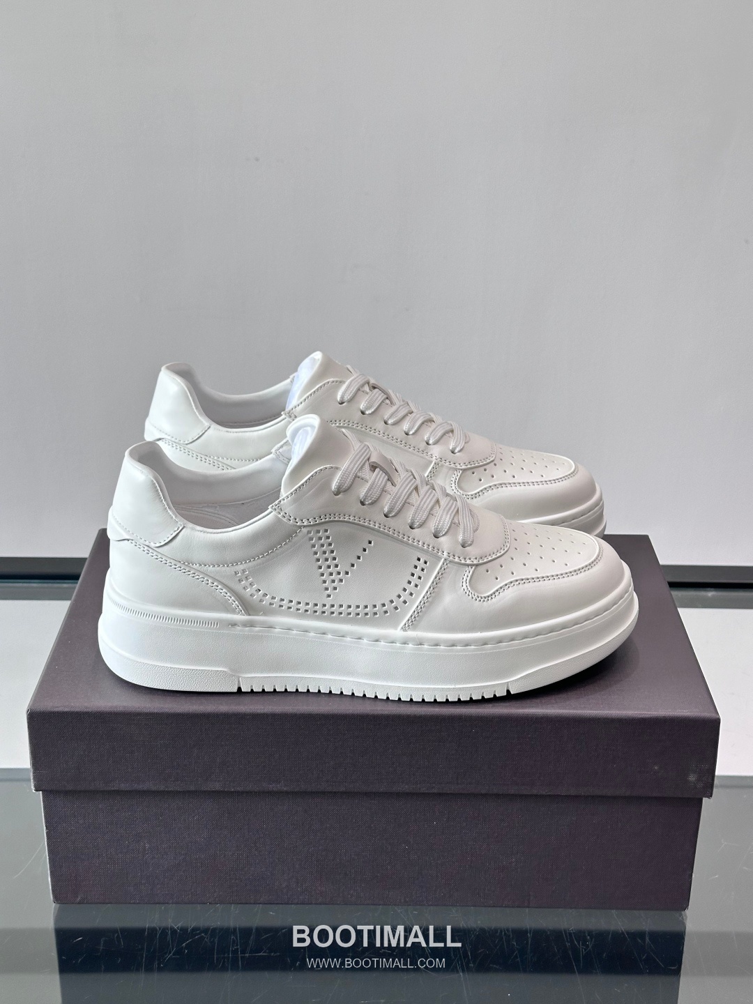 발렌티노 송아지가죽 펀칭디테일 플랫폼 화이트 스니커즈 Valentino Calfskin Perforated Detail Platform White Sneakers 5cm 1
