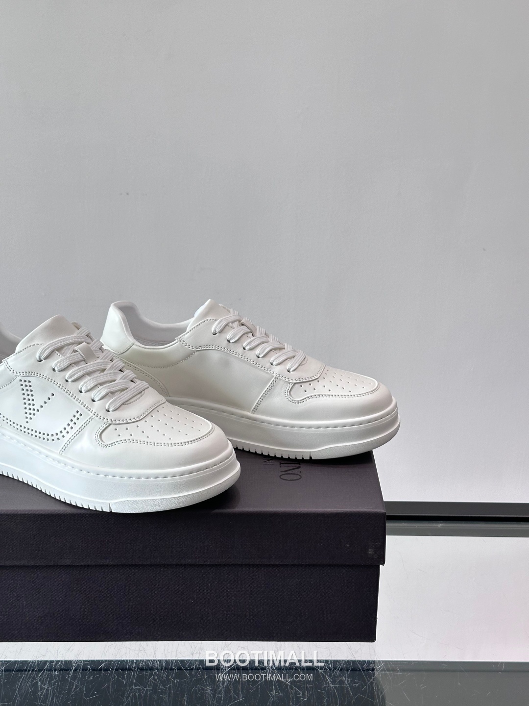 발렌티노 송아지가죽 펀칭디테일 플랫폼 화이트 스니커즈 Valentino Calfskin Perforated Detail Platform White Sneakers 5cm 7