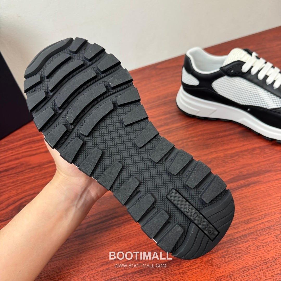 프라다 Prax 스웨이드 Re-Nylon 삼각로고 로우탑 블랙 스니커즈 Prada Prax Suede Re-Nylon Triangle Logo Low-top Black Sneakers 2.5cm 9