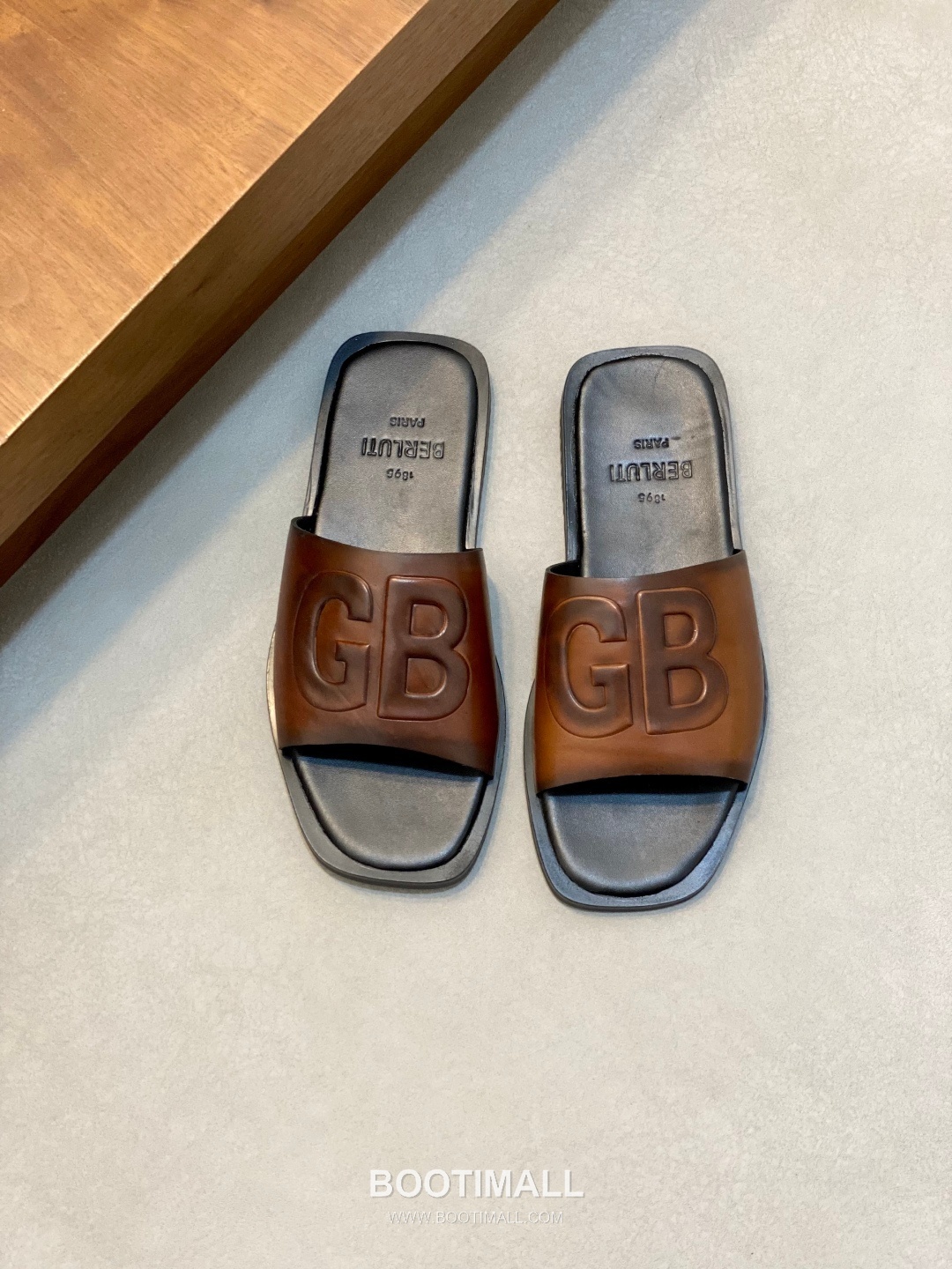 벨루티 송아지가죽 핸드페인팅 오픈백 브라운 뮬 슬리퍼 Berluti Calfskin Hand-painted Open-back Brown Mule Slippers 1