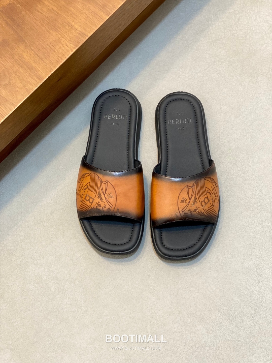 벨루티 송아지가죽 핸드페인팅 오픈백 브라운 뮬 슬리퍼 Berluti Calfskin Hand-painted Open-back Brown Mule Slippers 1