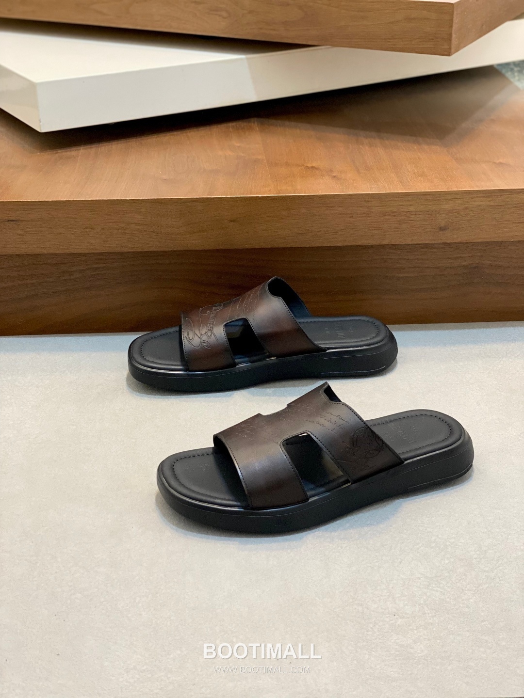 벨루티 송아지가죽 핸드페인팅 오픈백 브라운 뮬 슬리퍼 Berluti Calfskin Hand-painted Open-back Brown Mule Slippers 3