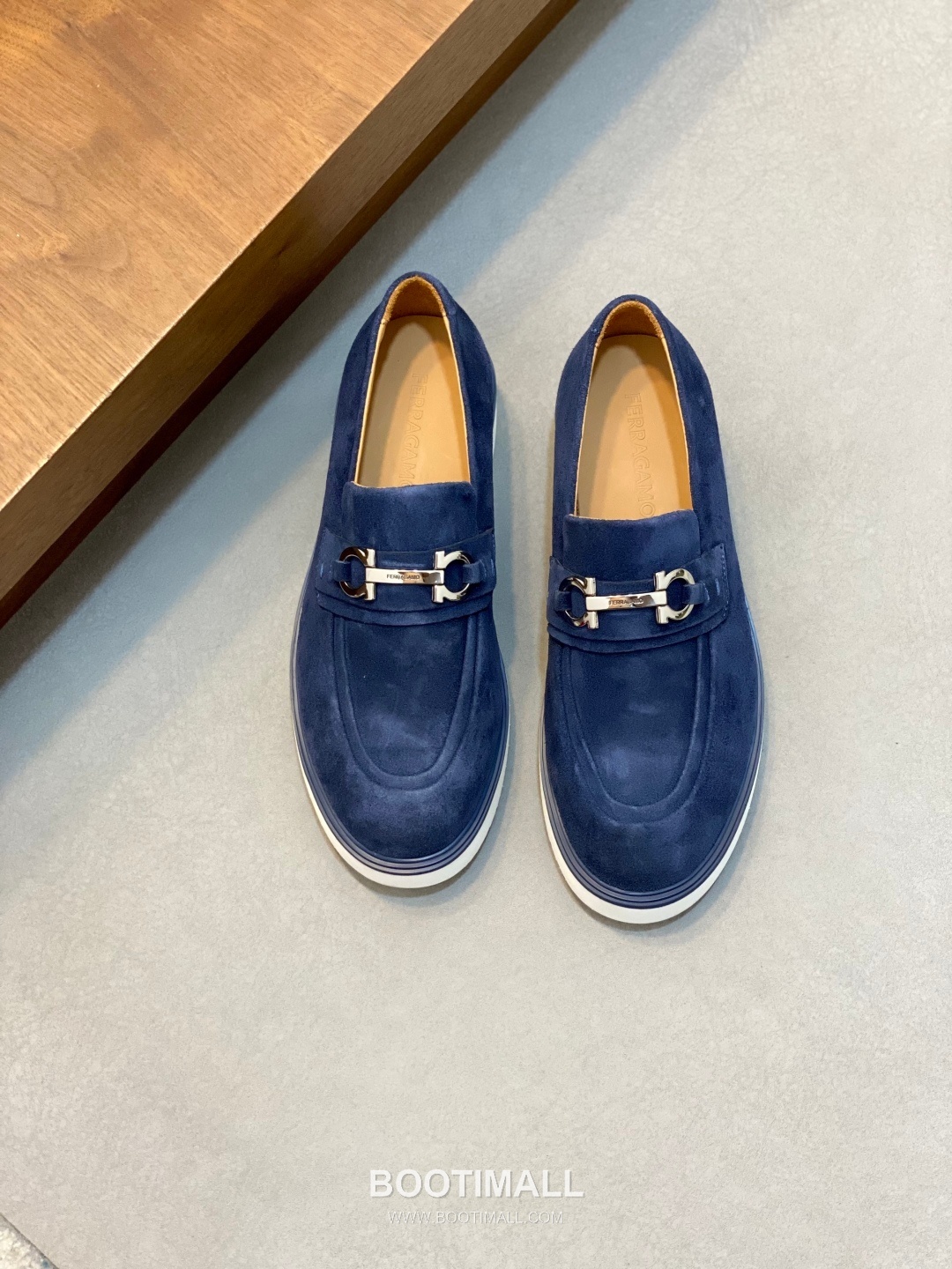 페라가모 페이턴트 소가죽 로고디테일 블랙 모카신 로퍼 Ferragamo Patent Calfskin Logo Detail Black Moccasin Loafers 1