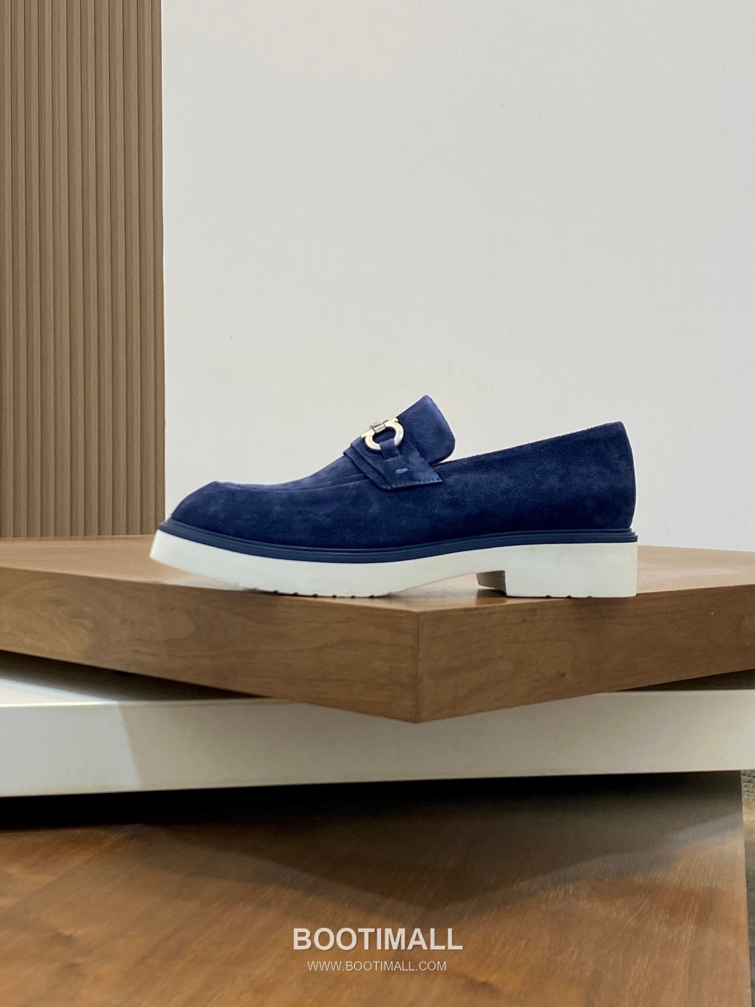 페라가모 페이턴트 소가죽 로고디테일 블랙 모카신 로퍼 Ferragamo Patent Calfskin Logo Detail Black Moccasin Loafers 2