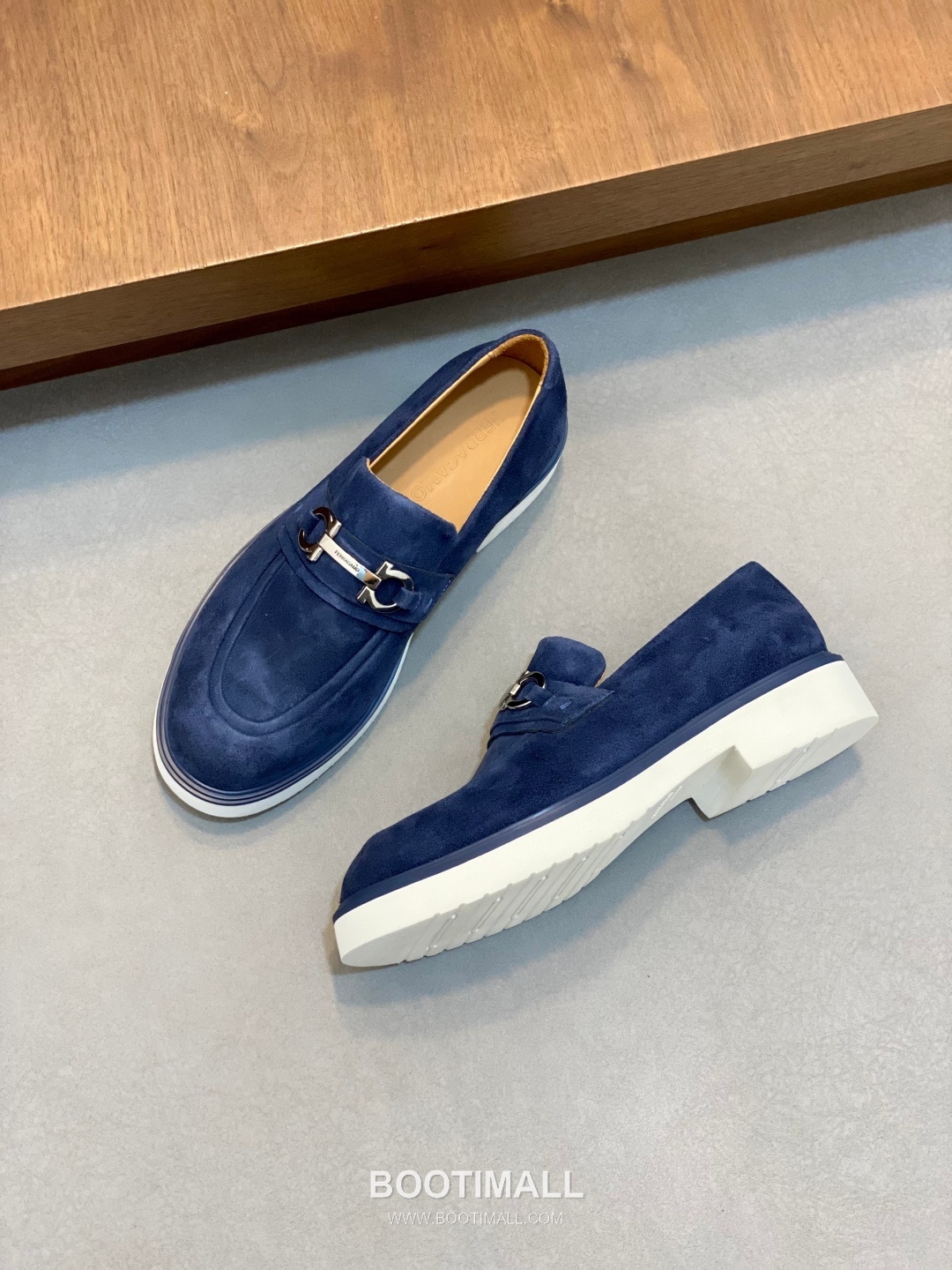 페라가모 페이턴트 소가죽 로고디테일 블랙 모카신 로퍼 Ferragamo Patent Calfskin Logo Detail Black Moccasin Loafers 5