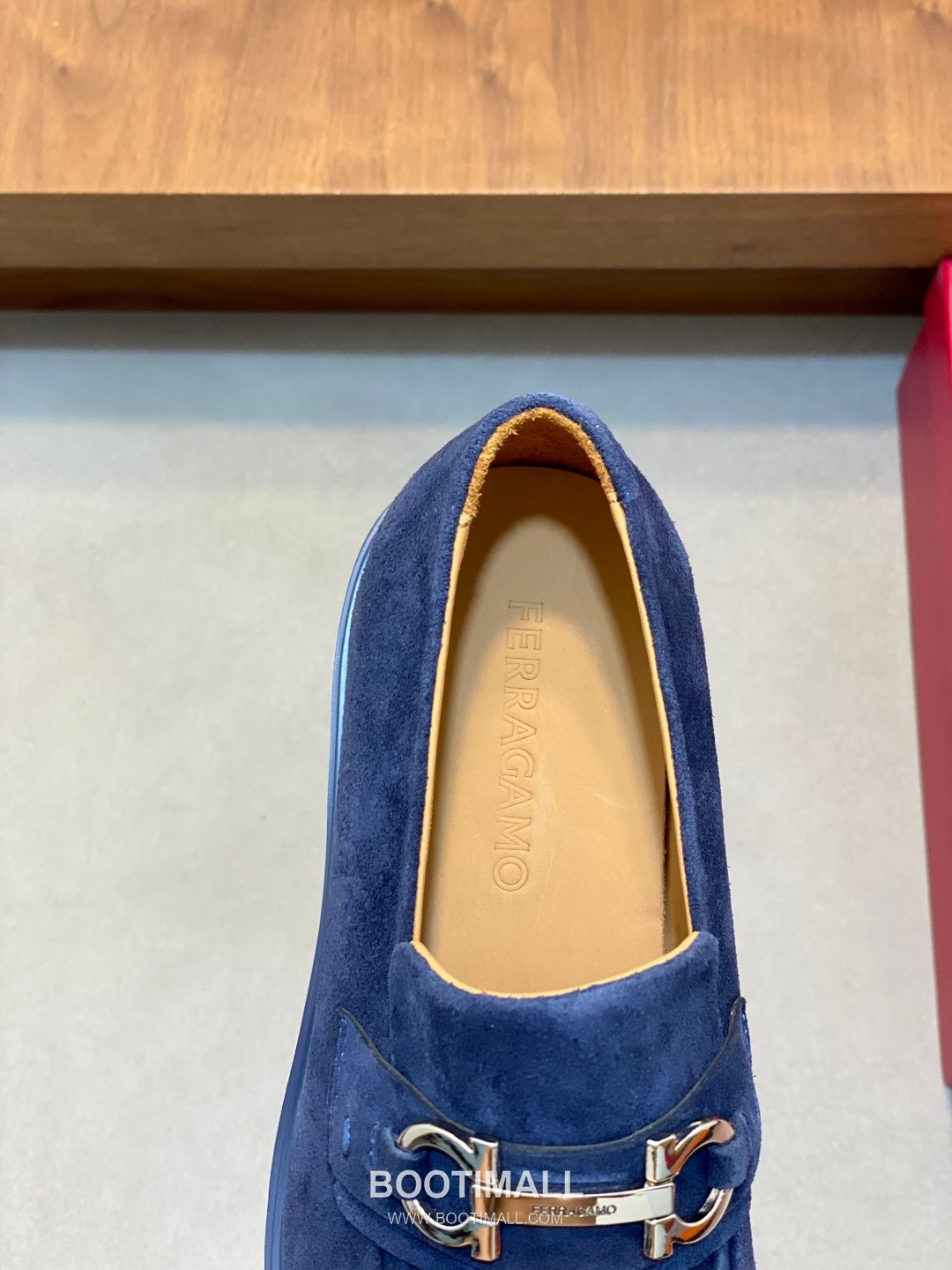 페라가모 페이턴트 소가죽 로고디테일 블랙 모카신 로퍼 Ferragamo Patent Calfskin Logo Detail Black Moccasin Loafers 7