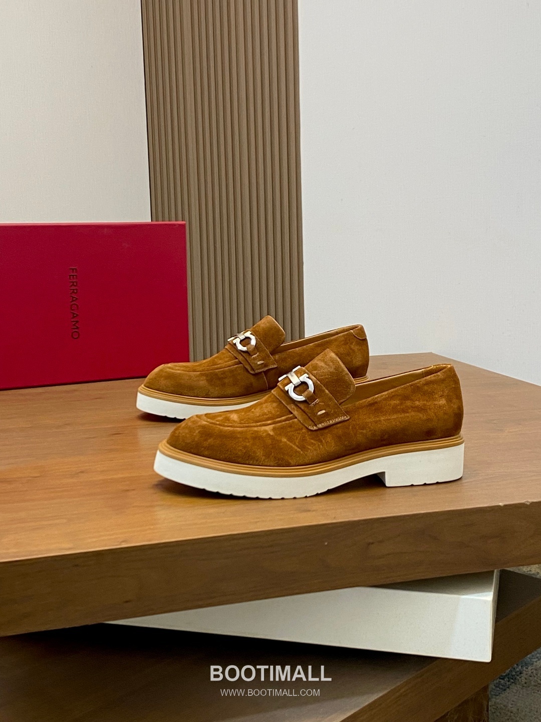 페라가모 페이턴트 소가죽 로고디테일 블랙 모카신 로퍼 Ferragamo Patent Calfskin Logo Detail Black Moccasin Loafers 3