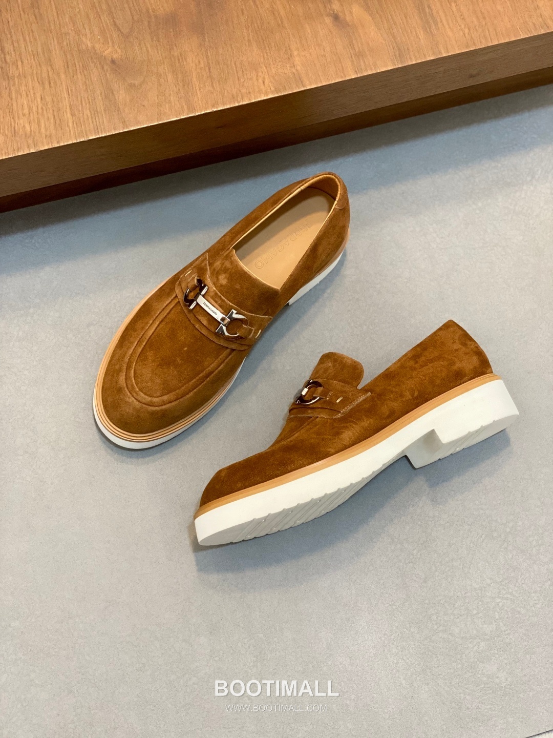 페라가모 페이턴트 소가죽 로고디테일 블랙 모카신 로퍼 Ferragamo Patent Calfskin Logo Detail Black Moccasin Loafers 5