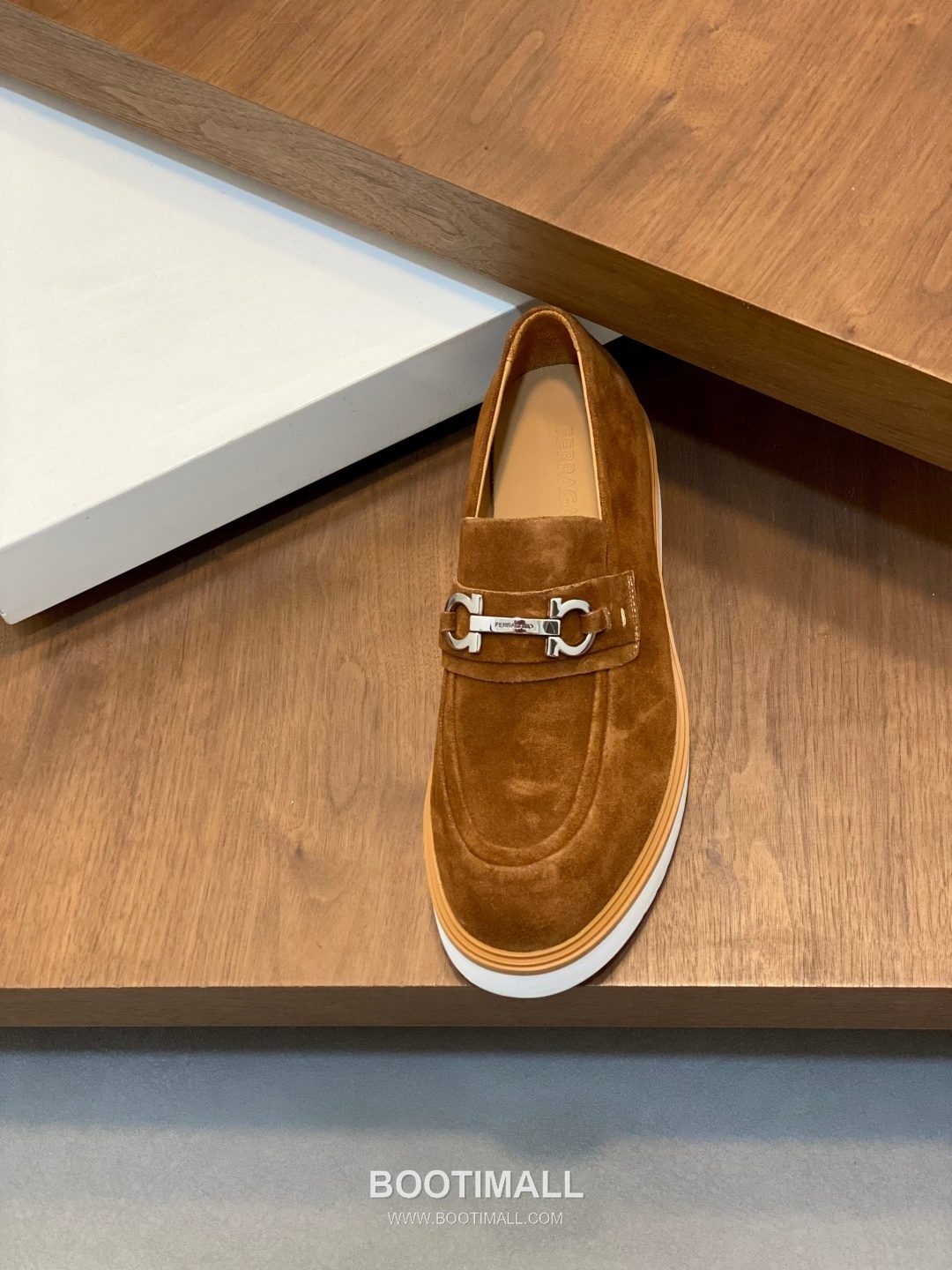 페라가모 페이턴트 소가죽 로고디테일 블랙 모카신 로퍼 Ferragamo Patent Calfskin Logo Detail Black Moccasin Loafers 6