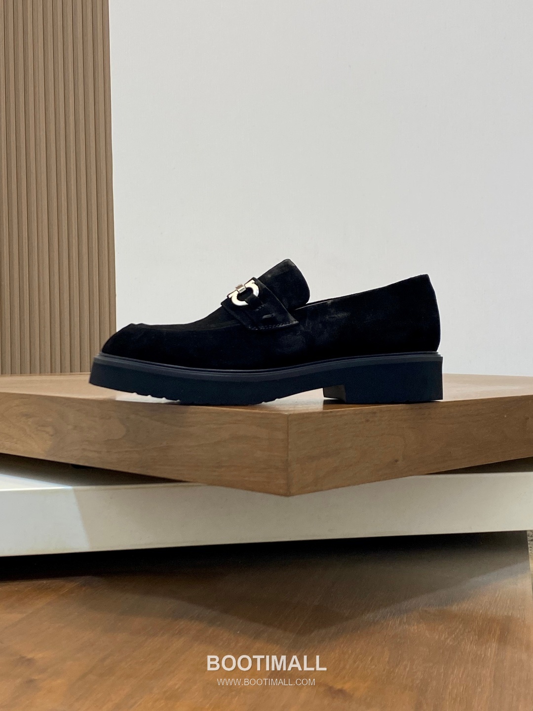 페라가모 페이턴트 소가죽 로고디테일 블랙 모카신 로퍼 Ferragamo Patent Calfskin Logo Detail Black Moccasin Loafers 2