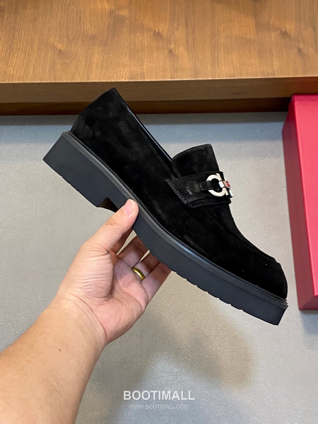 페라가모 페이턴트 소가죽 로고디테일 블랙 모카신 로퍼 Ferragamo Patent Calfskin Logo Detail Black Moccasin Loafers 4