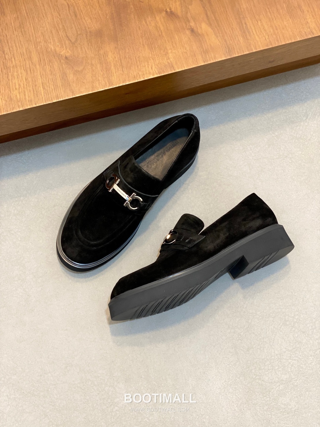 페라가모 페이턴트 소가죽 로고디테일 블랙 모카신 로퍼 Ferragamo Patent Calfskin Logo Detail Black Moccasin Loafers 5