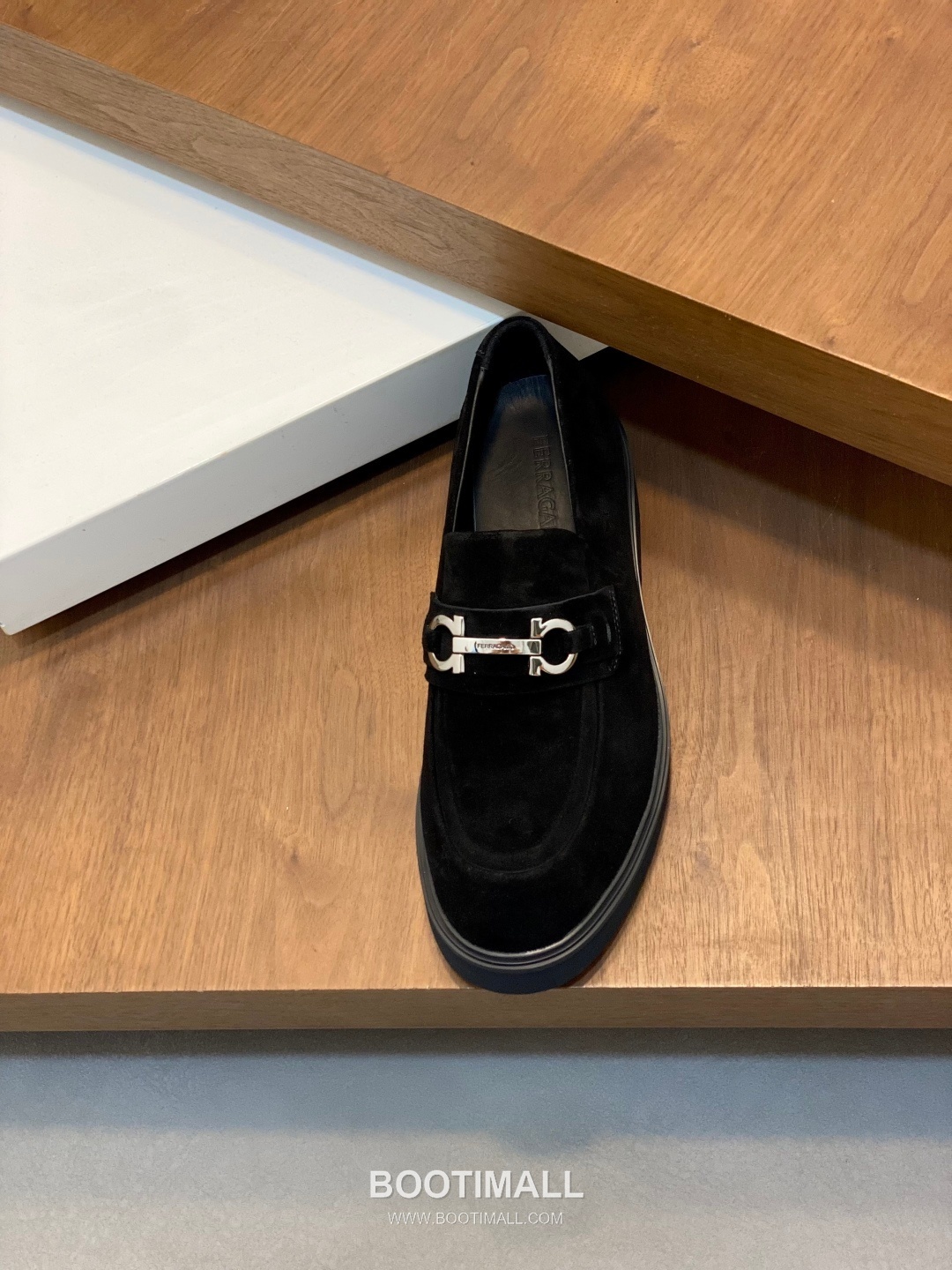 페라가모 페이턴트 소가죽 로고디테일 블랙 모카신 로퍼 Ferragamo Patent Calfskin Logo Detail Black Moccasin Loafers 6
