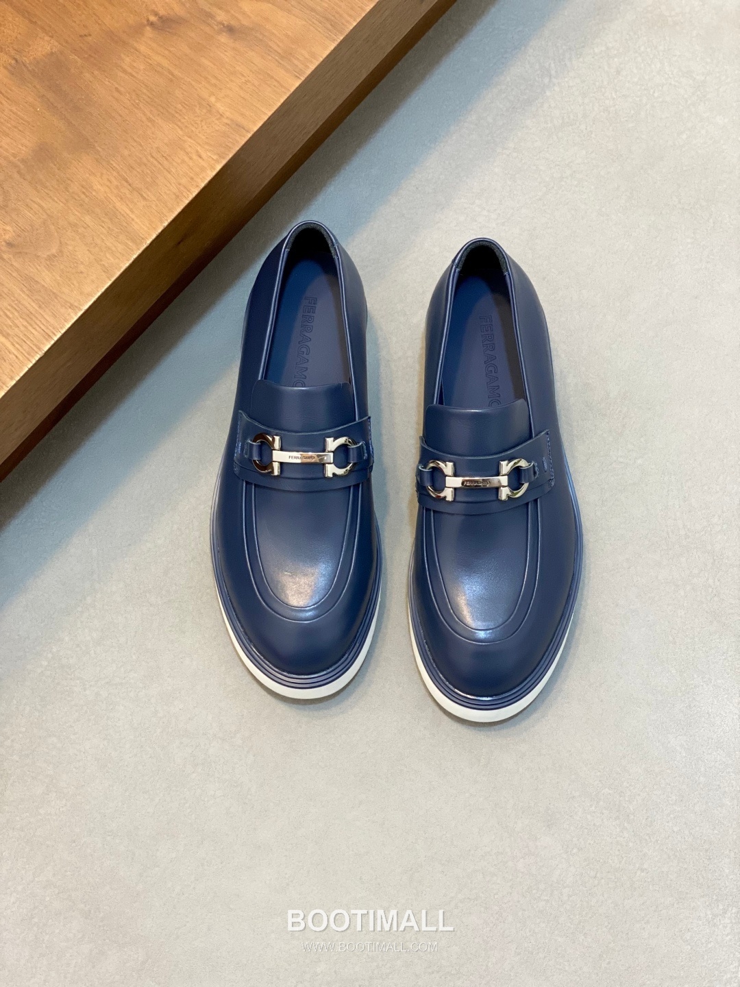 페라가모 페이턴트 송아지가죽 로고디테일 블랙 모카신 로퍼 Ferragamo Patent Calfskin Logo Detail Black Moccasin Loafers 1