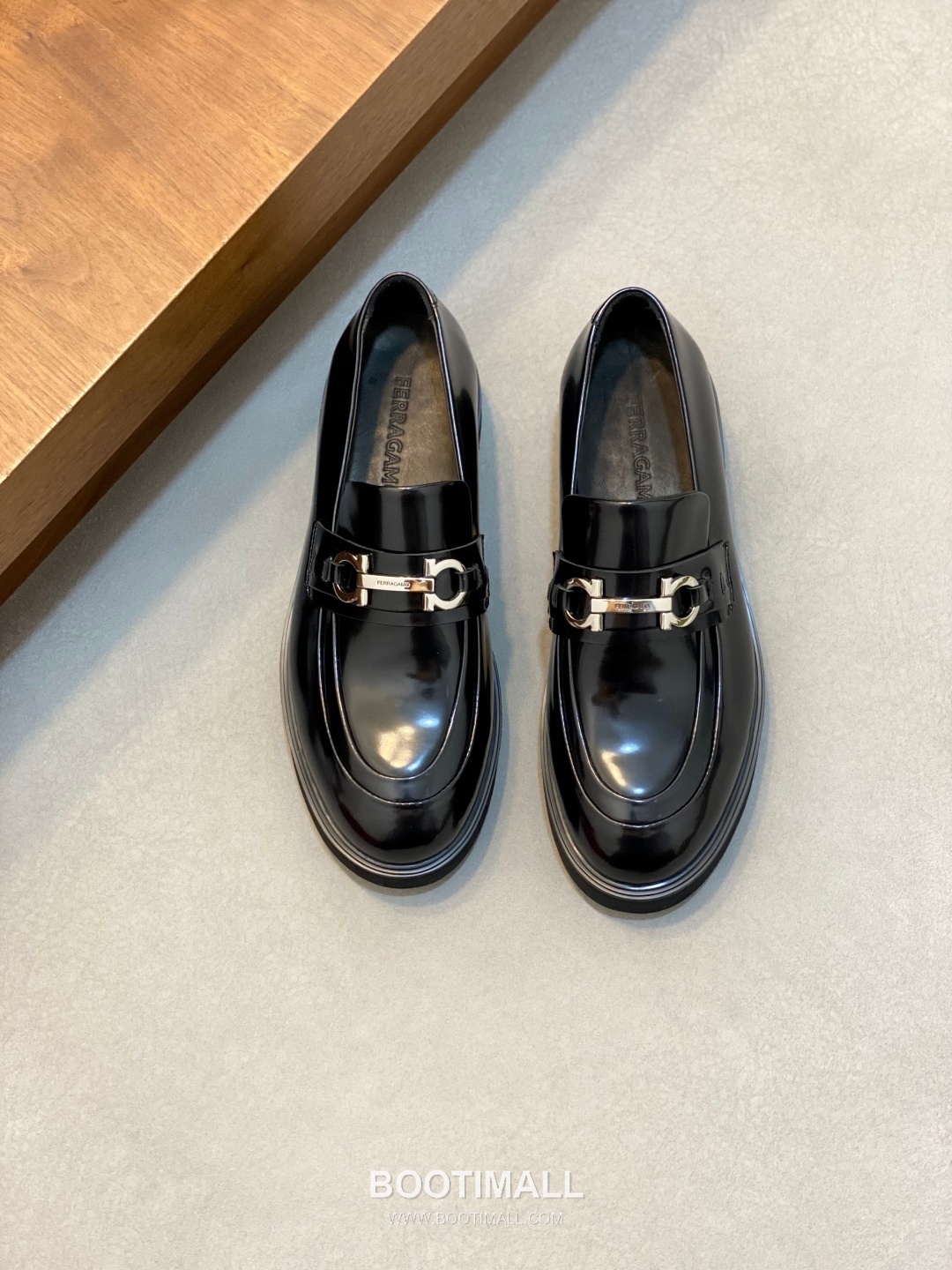 페라가모 페이턴트 송아지가죽 로고디테일 블랙 모카신 로퍼 Ferragamo Patent Calfskin Logo Detail Black Moccasin Loafers 1