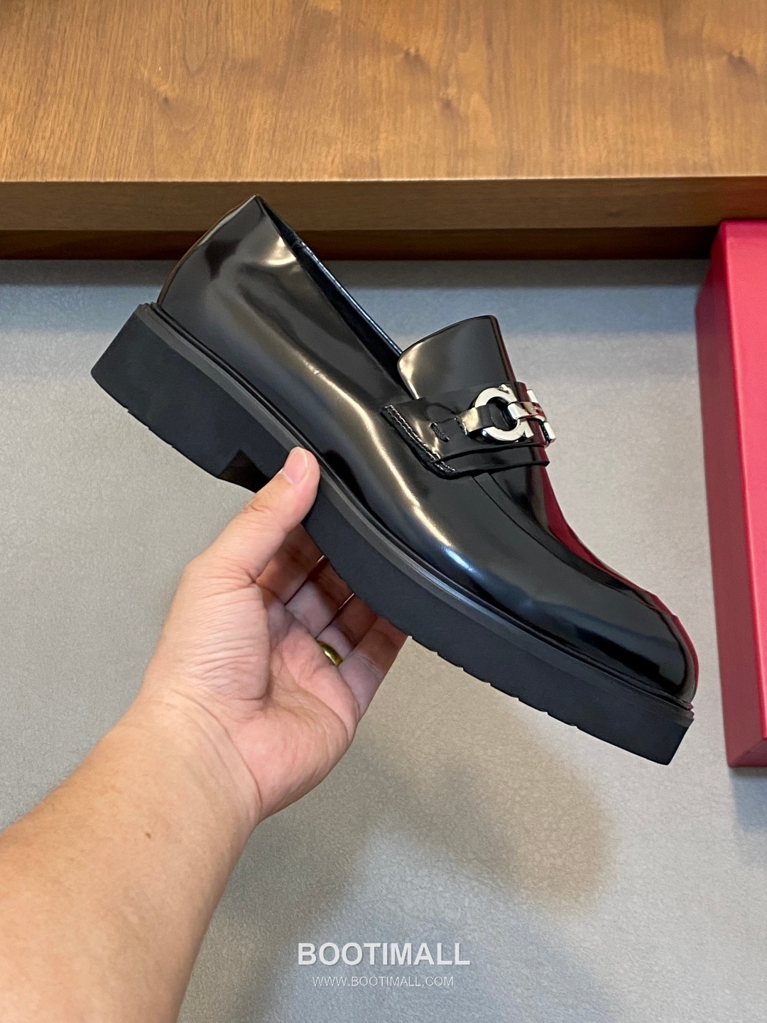 페라가모 페이턴트 송아지가죽 로고디테일 블랙 모카신 로퍼 Ferragamo Patent Calfskin Logo Detail Black Moccasin Loafers 4