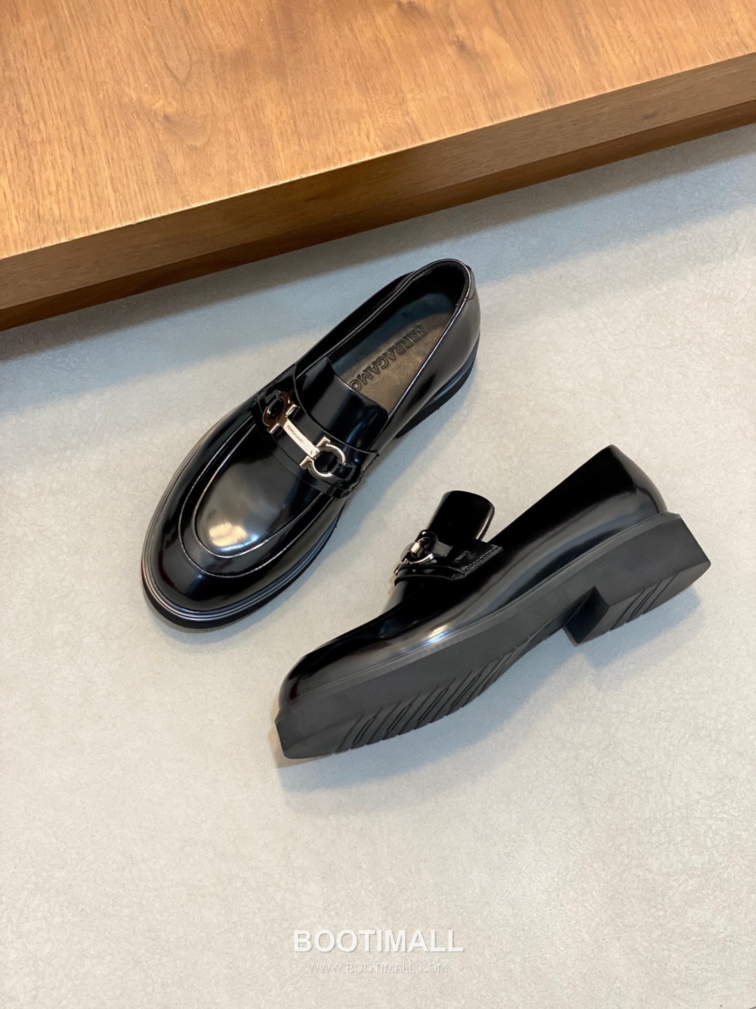 페라가모 페이턴트 송아지가죽 로고디테일 블랙 모카신 로퍼 Ferragamo Patent Calfskin Logo Detail Black Moccasin Loafers 5