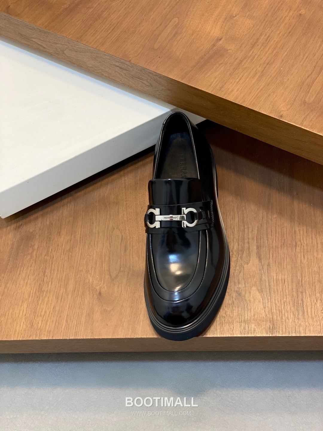페라가모 페이턴트 송아지가죽 로고디테일 블랙 모카신 로퍼 Ferragamo Patent Calfskin Logo Detail Black Moccasin Loafers 6