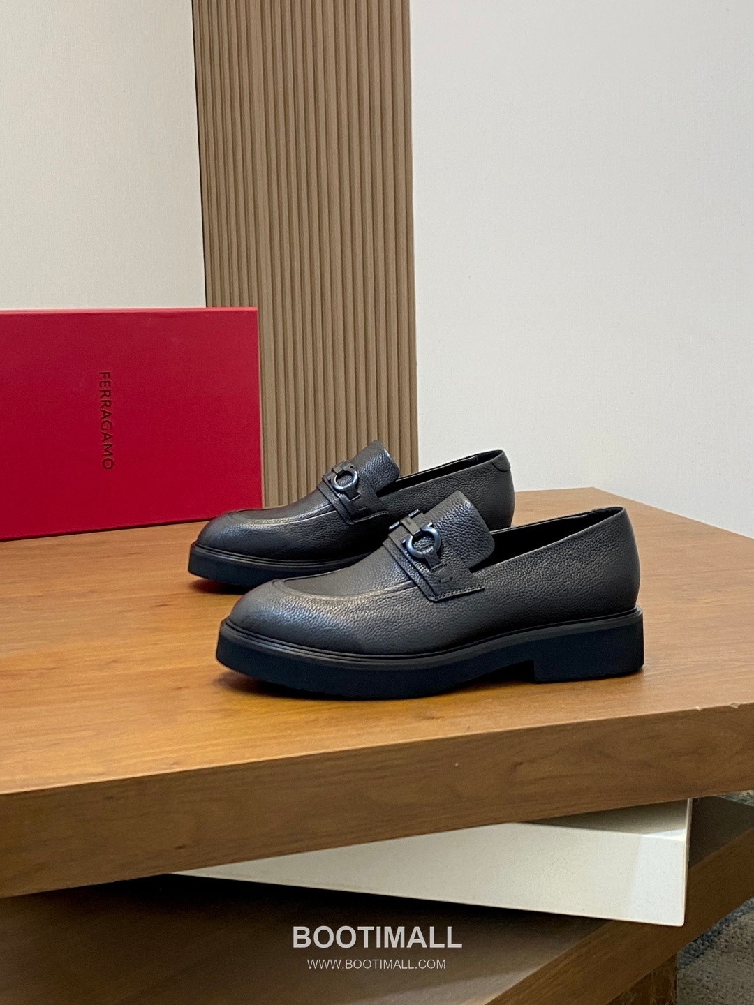 페라가모 페이턴트 송아지가죽 로고디테일 블랙 모카신 로퍼 Ferragamo Patent Calfskin Logo Detail Black Moccasin Loafers 3