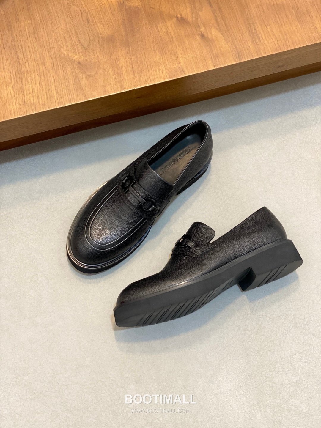 페라가모 페이턴트 송아지가죽 로고디테일 블랙 모카신 로퍼 Ferragamo Patent Calfskin Logo Detail Black Moccasin Loafers 5