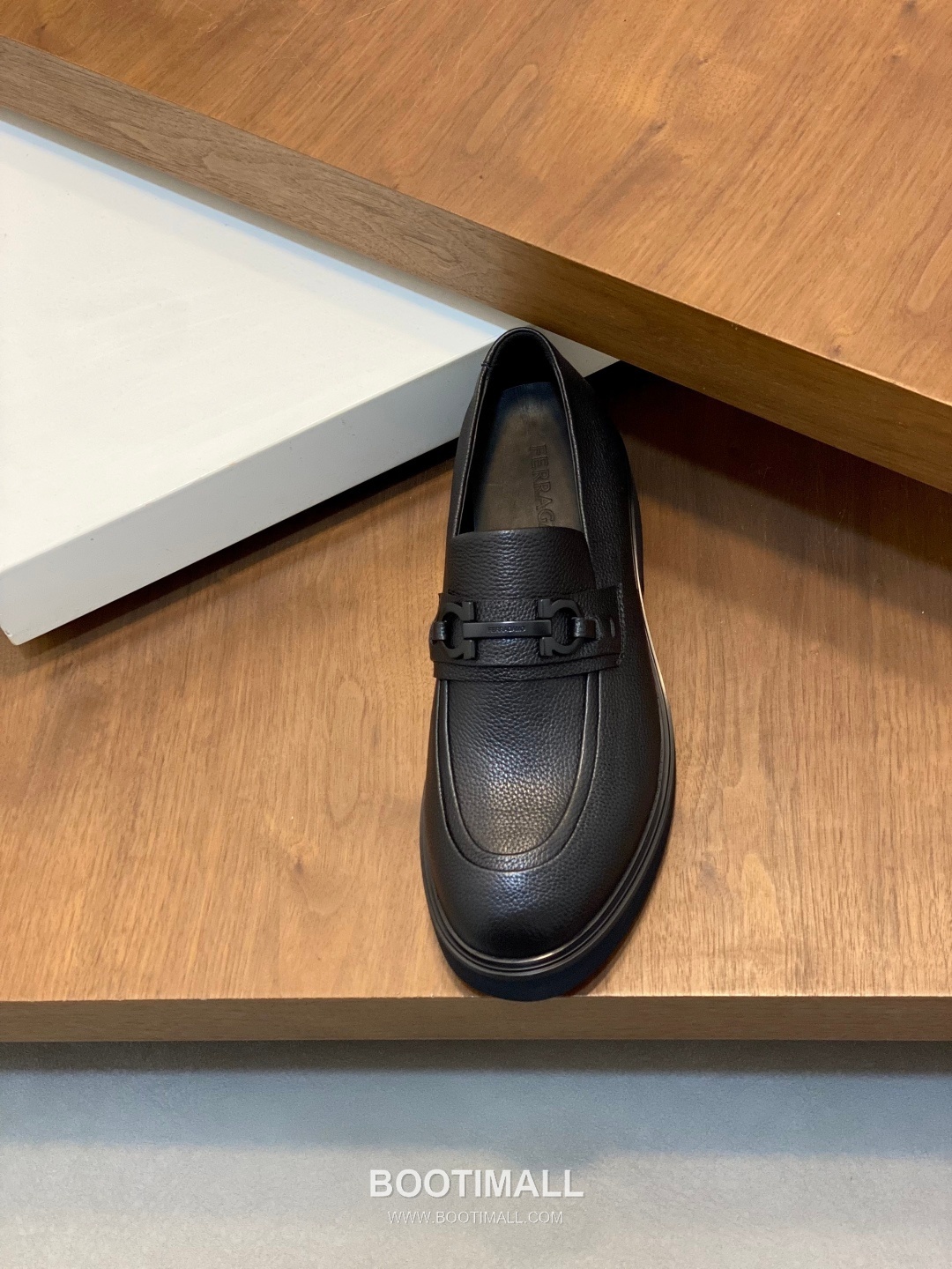 페라가모 페이턴트 송아지가죽 로고디테일 블랙 모카신 로퍼 Ferragamo Patent Calfskin Logo Detail Black Moccasin Loafers 6