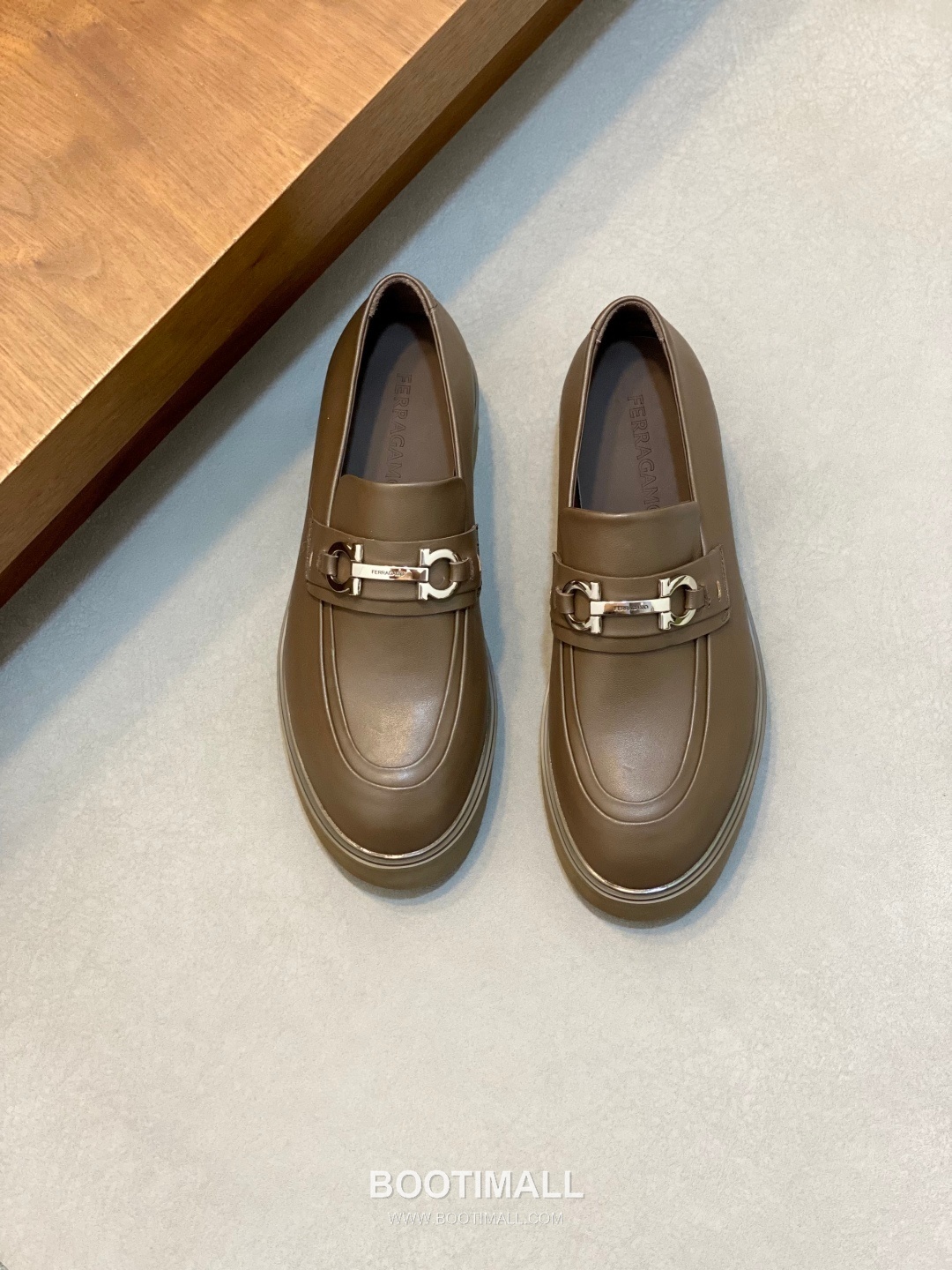 페라가모 페이턴트 송아지가죽 로고디테일 블랙 모카신 로퍼 Ferragamo Patent Calfskin Logo Detail Black Moccasin Loafers 1