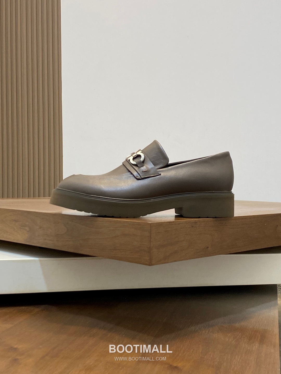 페라가모 페이턴트 송아지가죽 로고디테일 블랙 모카신 로퍼 Ferragamo Patent Calfskin Logo Detail Black Moccasin Loafers 2