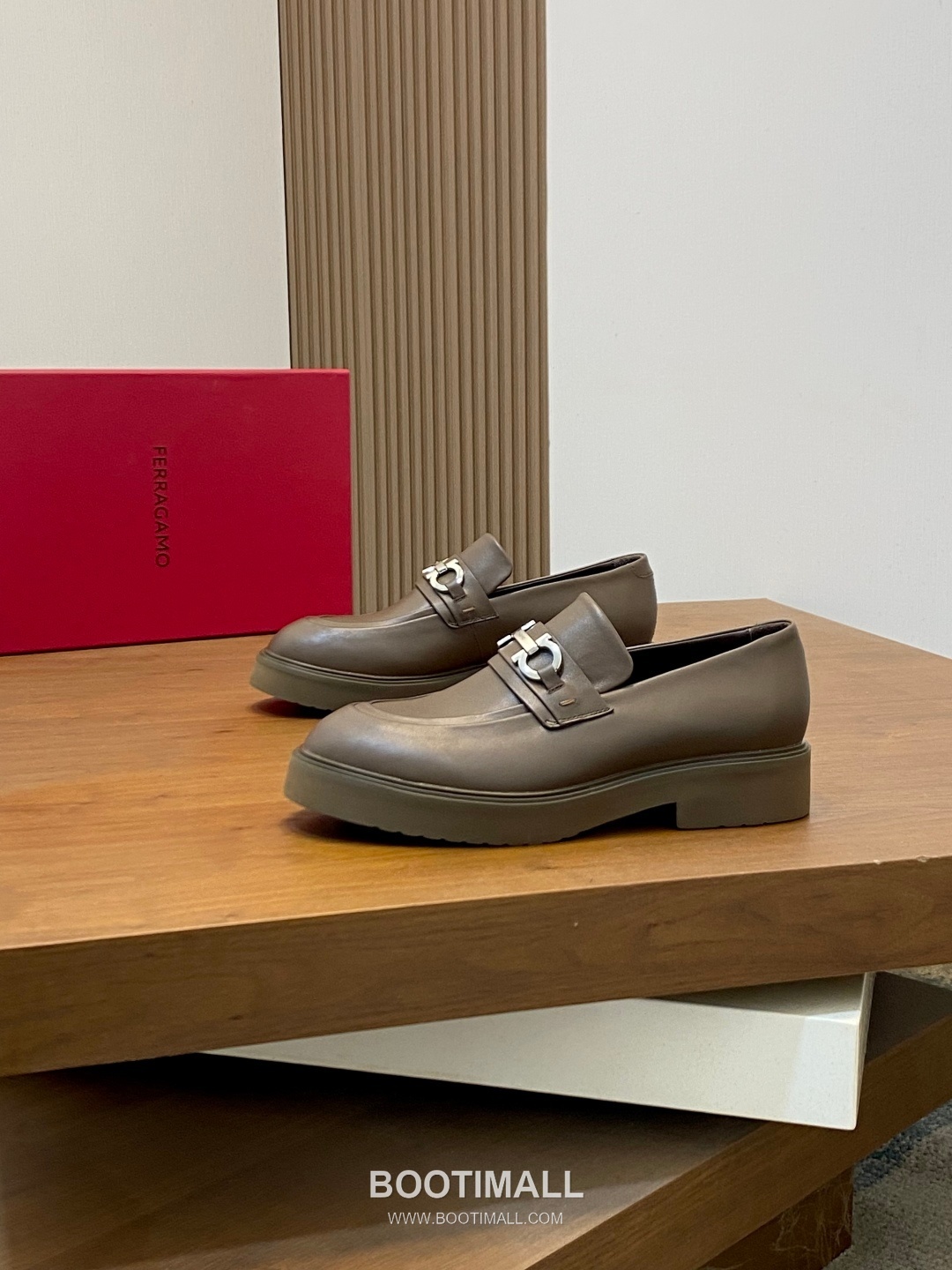 페라가모 페이턴트 송아지가죽 로고디테일 블랙 모카신 로퍼 Ferragamo Patent Calfskin Logo Detail Black Moccasin Loafers 3