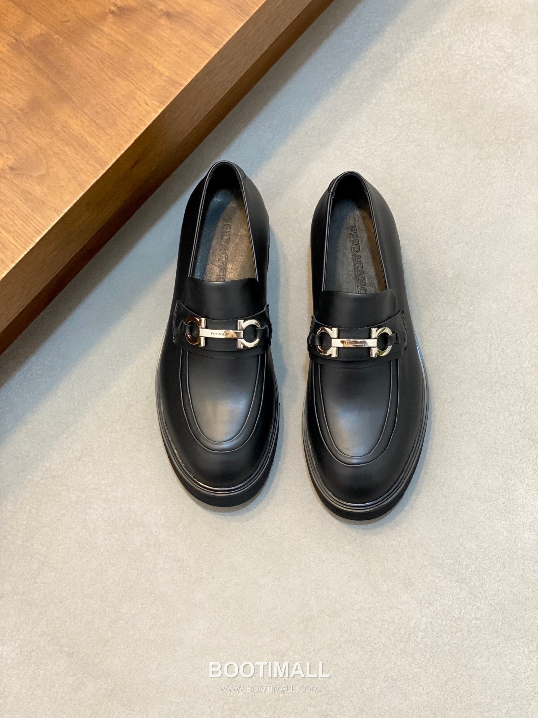 페라가모 페이턴트 송아지가죽 로고디테일 블랙 모카신 로퍼 Ferragamo Patent Calfskin Logo Detail Black Moccasin Loafers 1