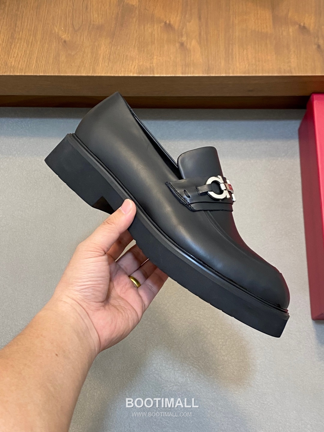 페라가모 페이턴트 송아지가죽 로고디테일 블랙 모카신 로퍼 Ferragamo Patent Calfskin Logo Detail Black Moccasin Loafers 4