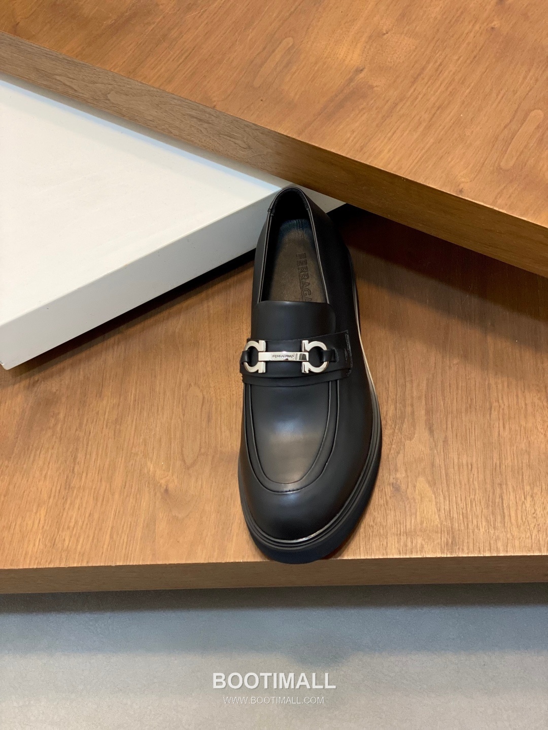 페라가모 페이턴트 송아지가죽 로고디테일 블랙 모카신 로퍼 Ferragamo Patent Calfskin Logo Detail Black Moccasin Loafers 6
