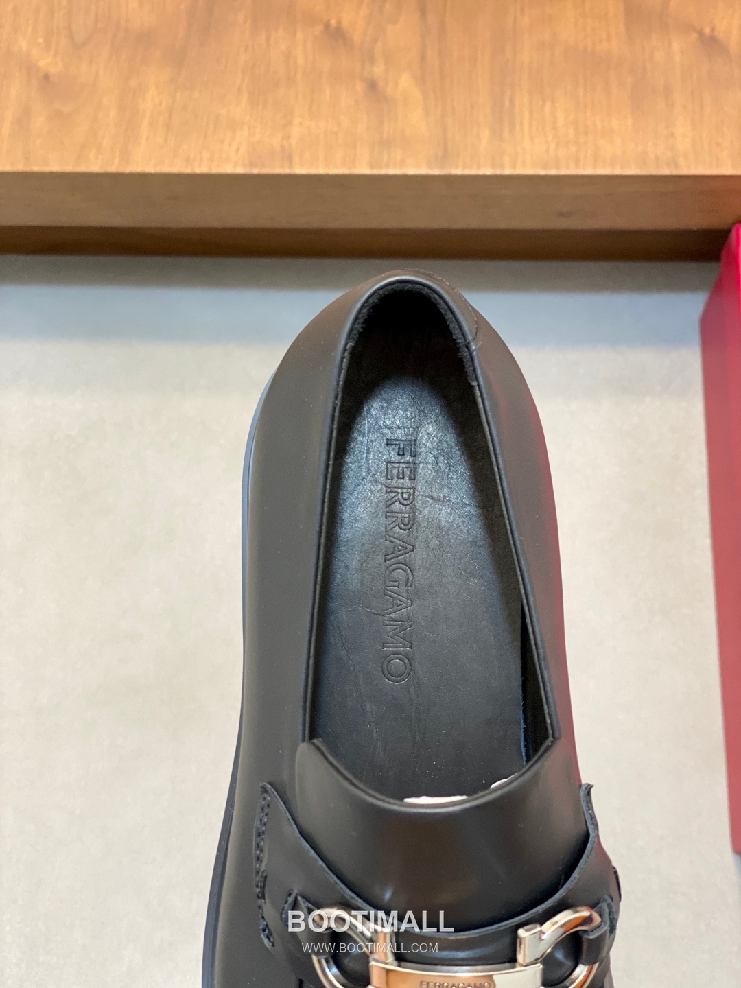 페라가모 페이턴트 송아지가죽 로고디테일 블랙 모카신 로퍼 Ferragamo Patent Calfskin Logo Detail Black Moccasin Loafers 7