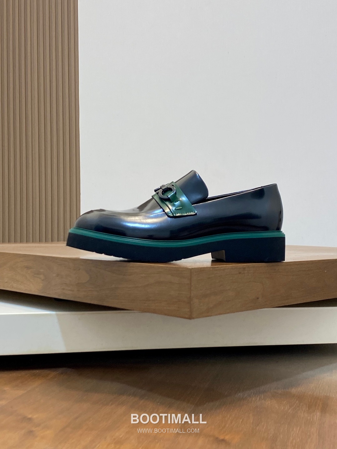 페라가모 페이턴트 송아지가죽 로고디테일 블랙 모카신 로퍼 Ferragamo Patent Calfskin Logo Detail Black Moccasin Loafers 2