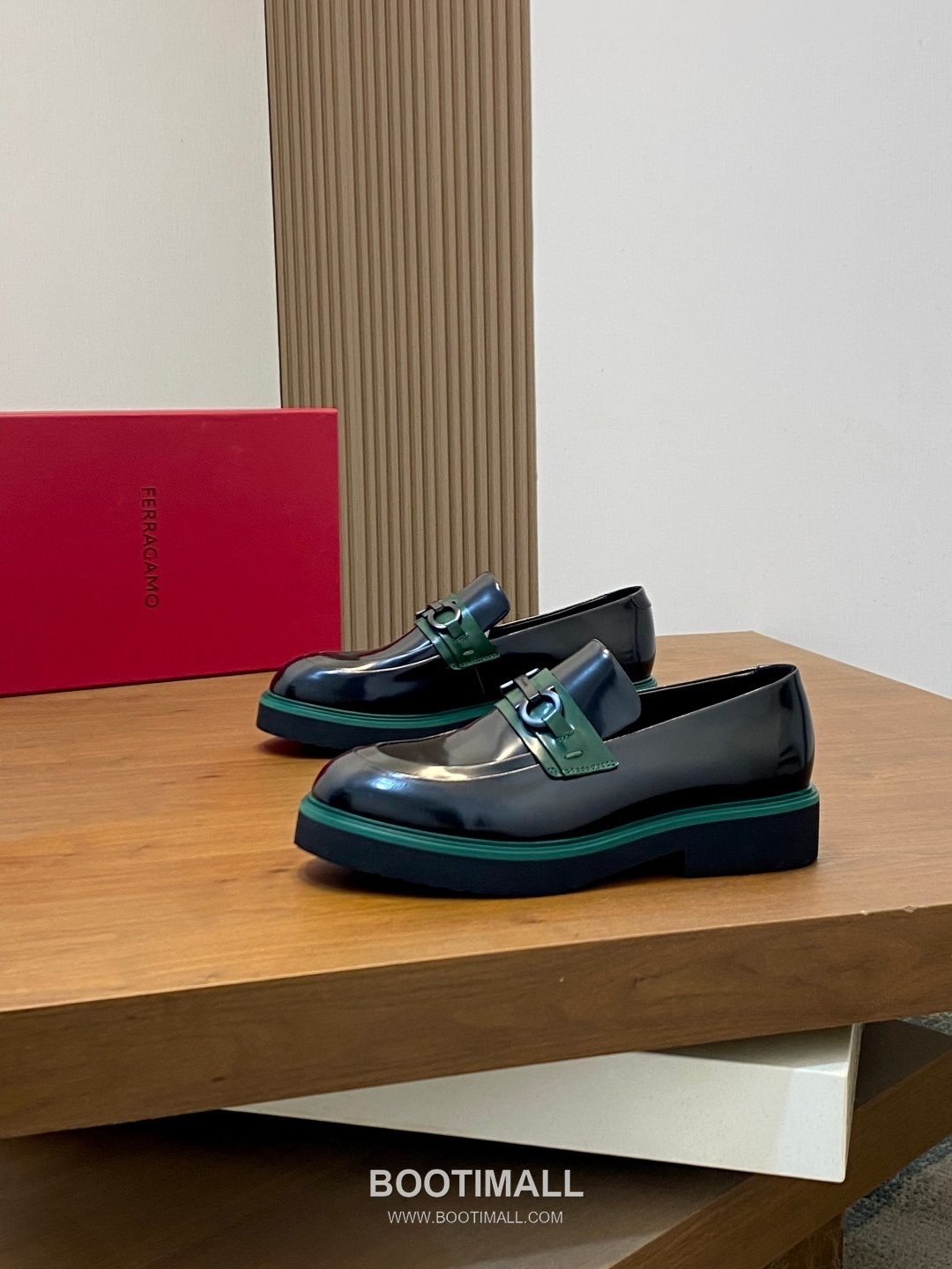 페라가모 페이턴트 송아지가죽 로고디테일 블랙 모카신 로퍼 Ferragamo Patent Calfskin Logo Detail Black Moccasin Loafers 3