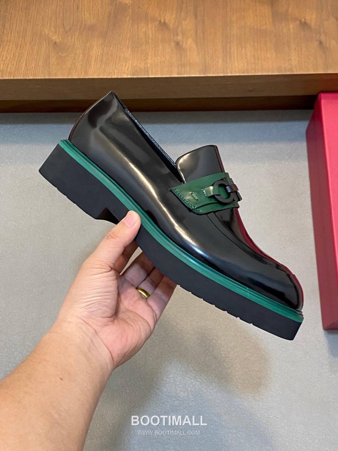 페라가모 페이턴트 송아지가죽 로고디테일 블랙 모카신 로퍼 Ferragamo Patent Calfskin Logo Detail Black Moccasin Loafers 4