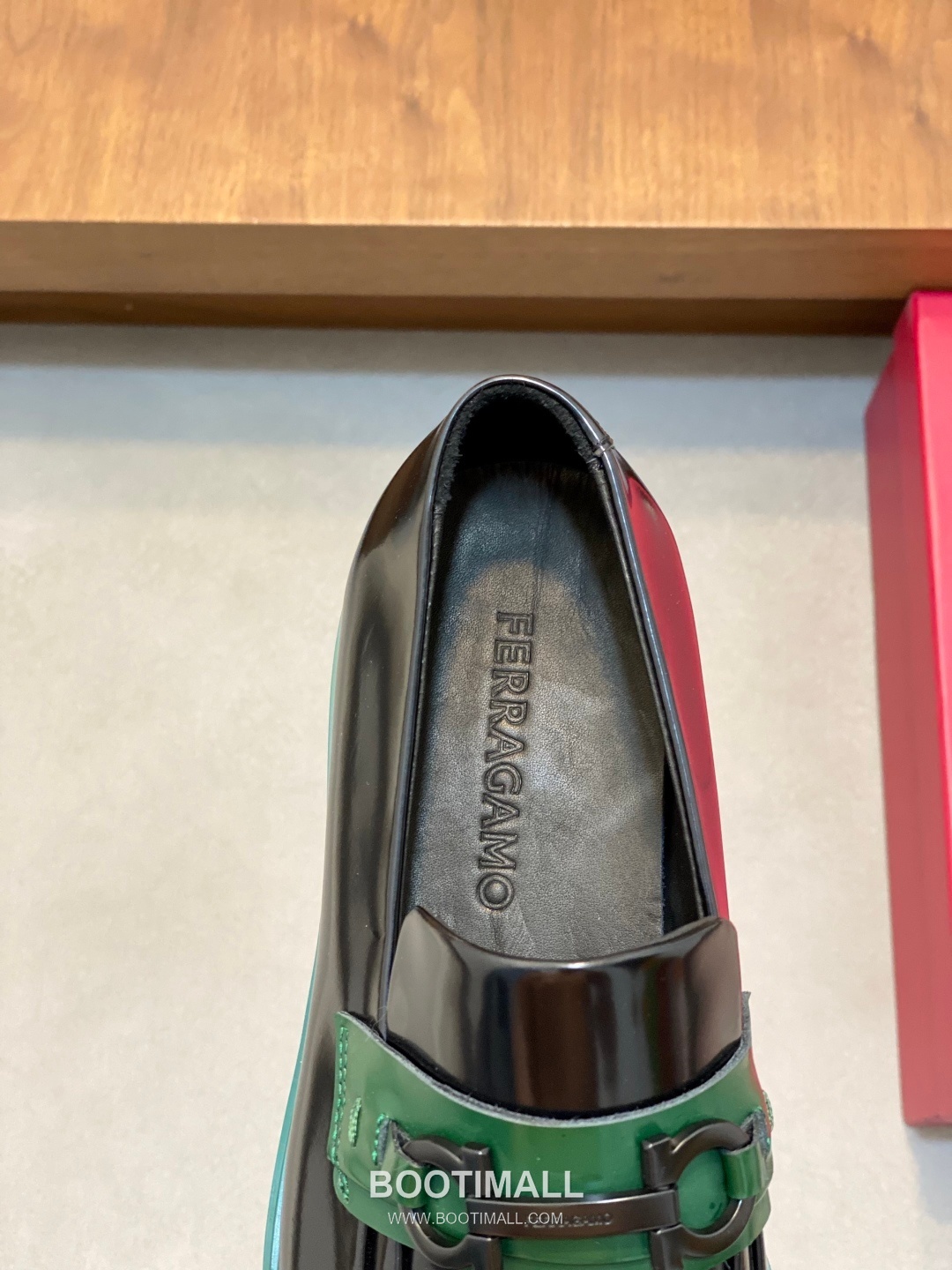 페라가모 페이턴트 송아지가죽 로고디테일 블랙 모카신 로퍼 Ferragamo Patent Calfskin Logo Detail Black Moccasin Loafers 7