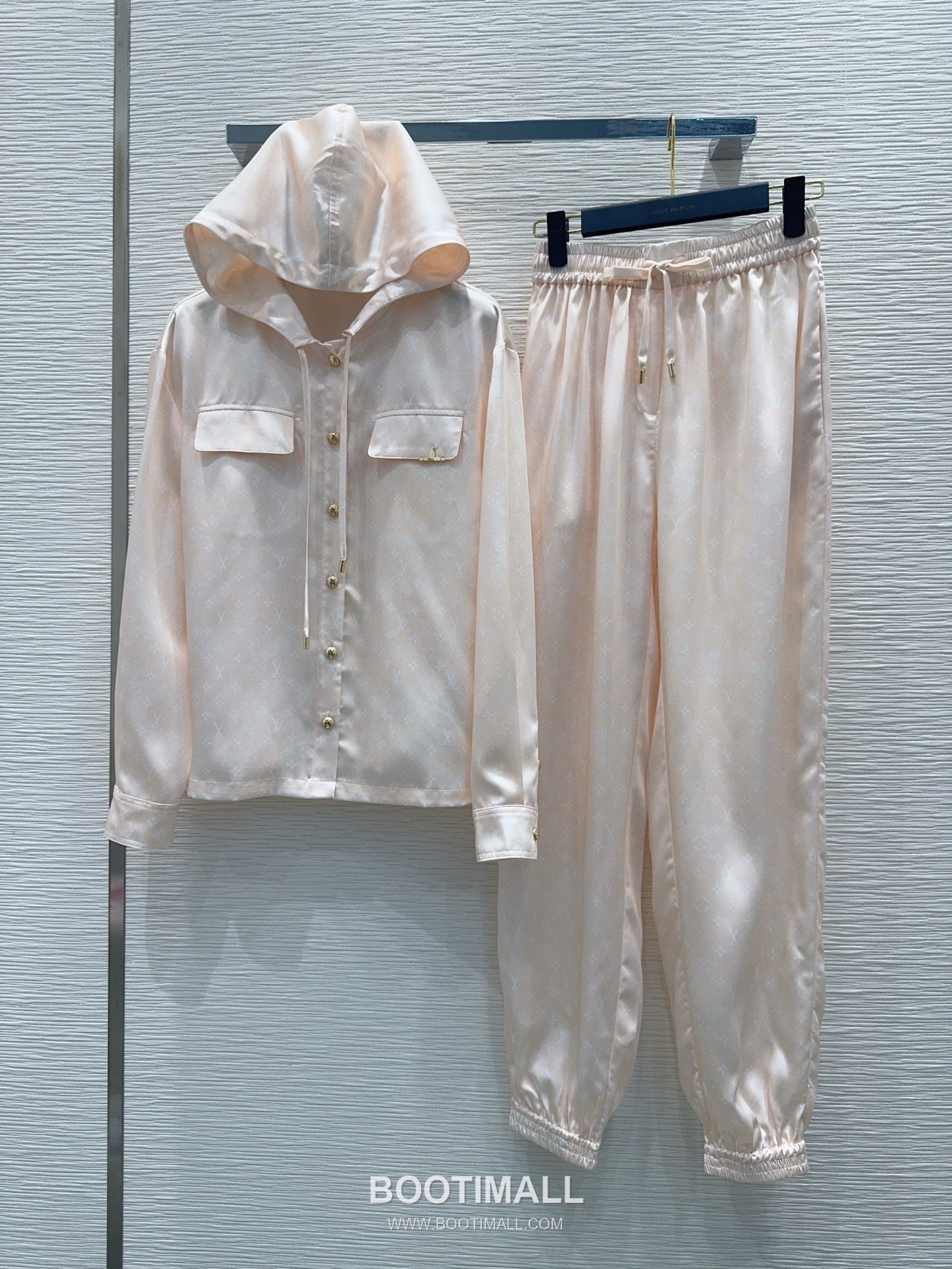 루이비통 2026SS 모노그램 자카드 후드 스냅탑 조거팬츠 세트 Louis Vuitton 2026 SS Monogram Jacquard Hooded Snap Top Jogger Pants Set 10