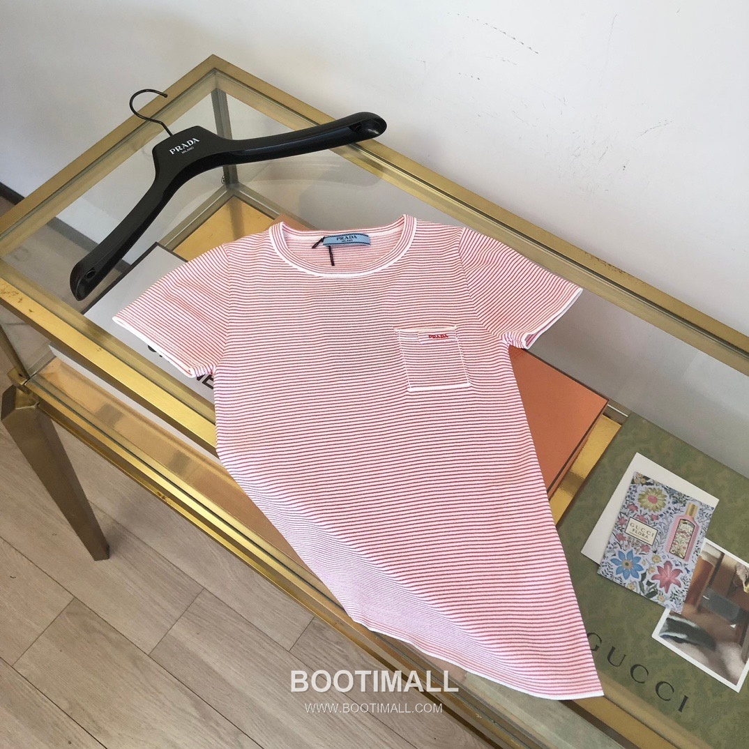 프라다 2026SS 스트라이프 로고자수 슬림핏 반팔 니트 Prada 2026 SS Stripe Logo Embroidered Slim Fit Short Sleeve Knit 10