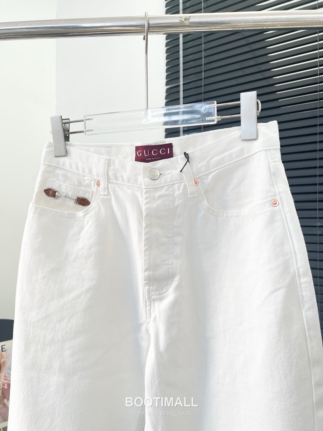 디올 2026SS 코튼 화이트 데님 새들버클 레더패치 루즈핏 롱팬츠 Dior 2026 SS Cotton White Denim Saddle Buckle Leather Patch Loose Fit Long Pants 2